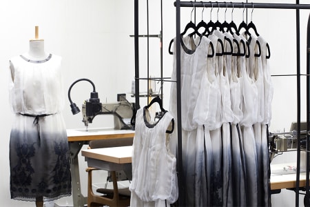 服を製造している様子